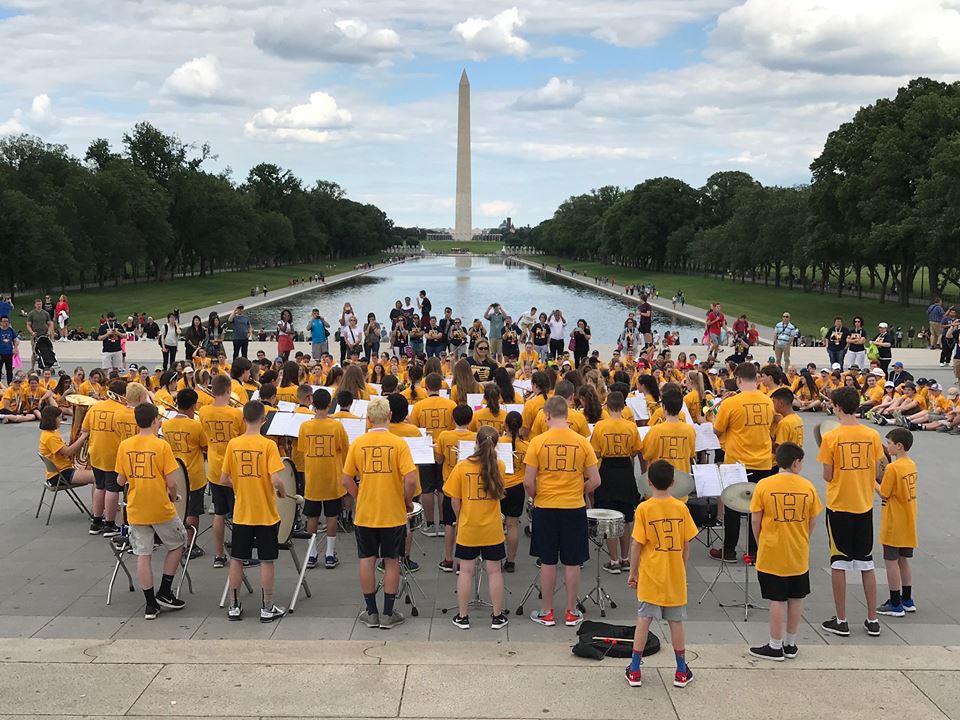 Students in front of the Washington Memorial